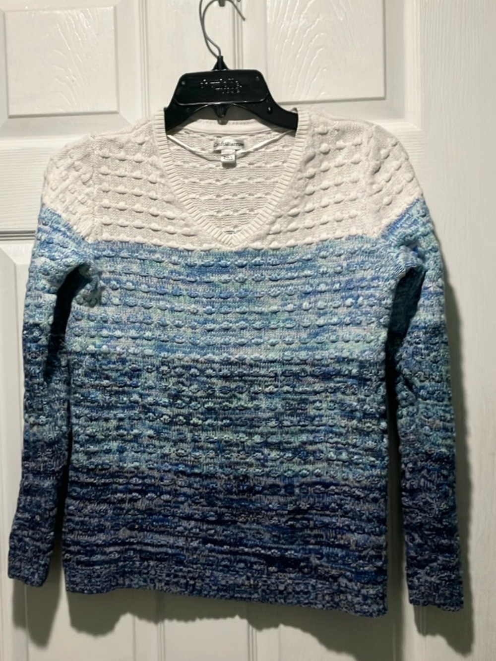 Women's V-Neck Ombre Blue and White Sweater small popcorn texture